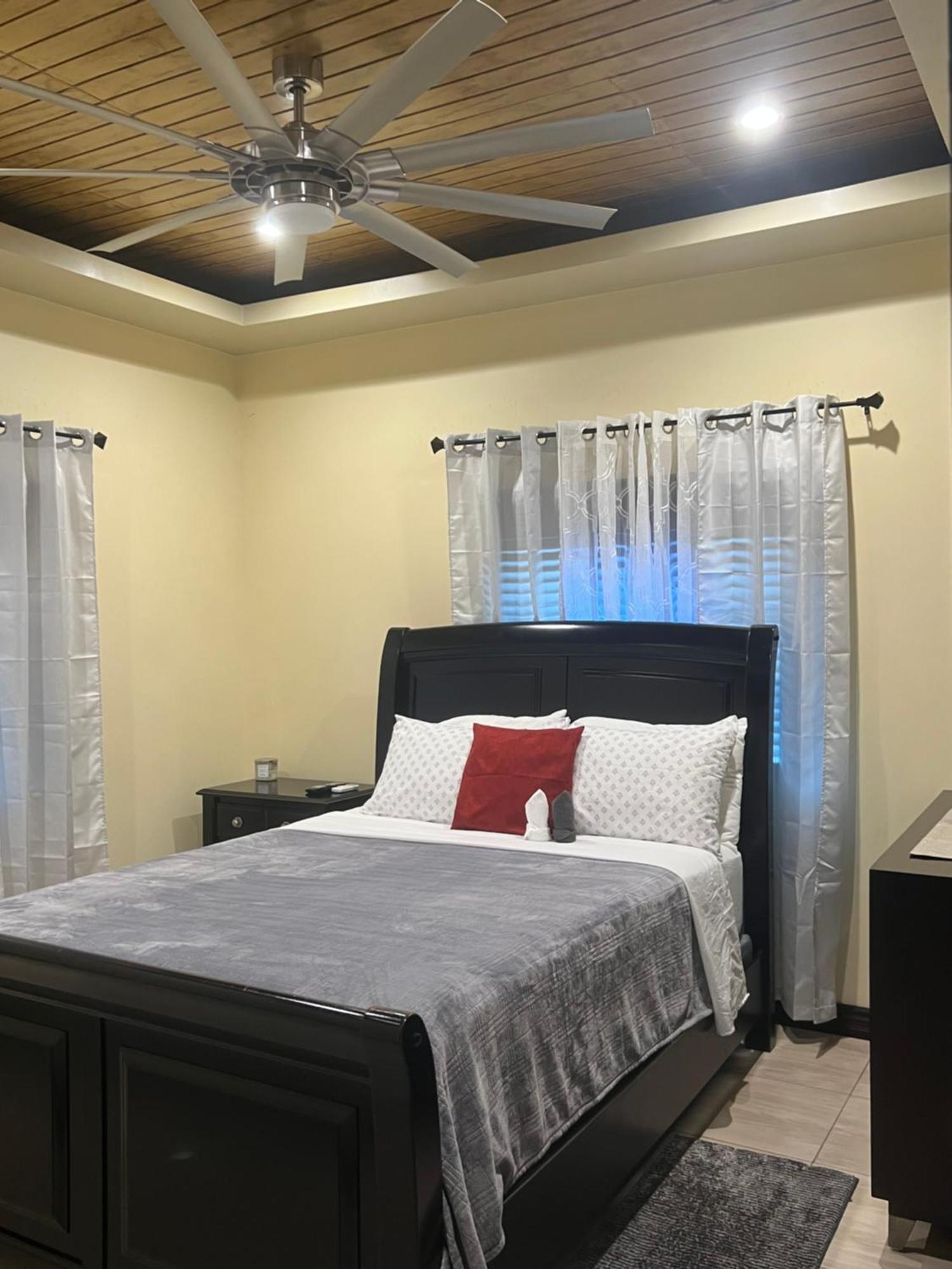 Kingston Oasis One Bedroom ภายนอก รูปภาพ