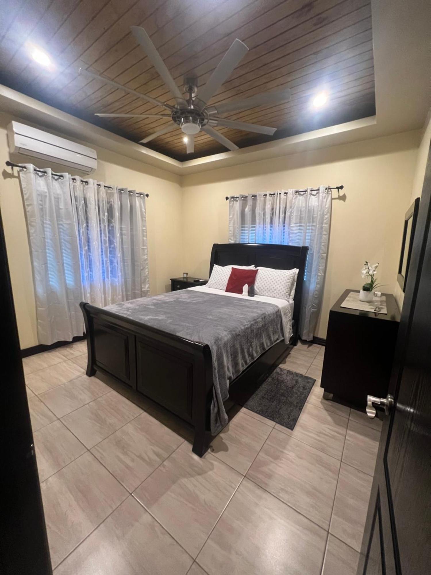 Kingston Oasis One Bedroom ภายนอก รูปภาพ